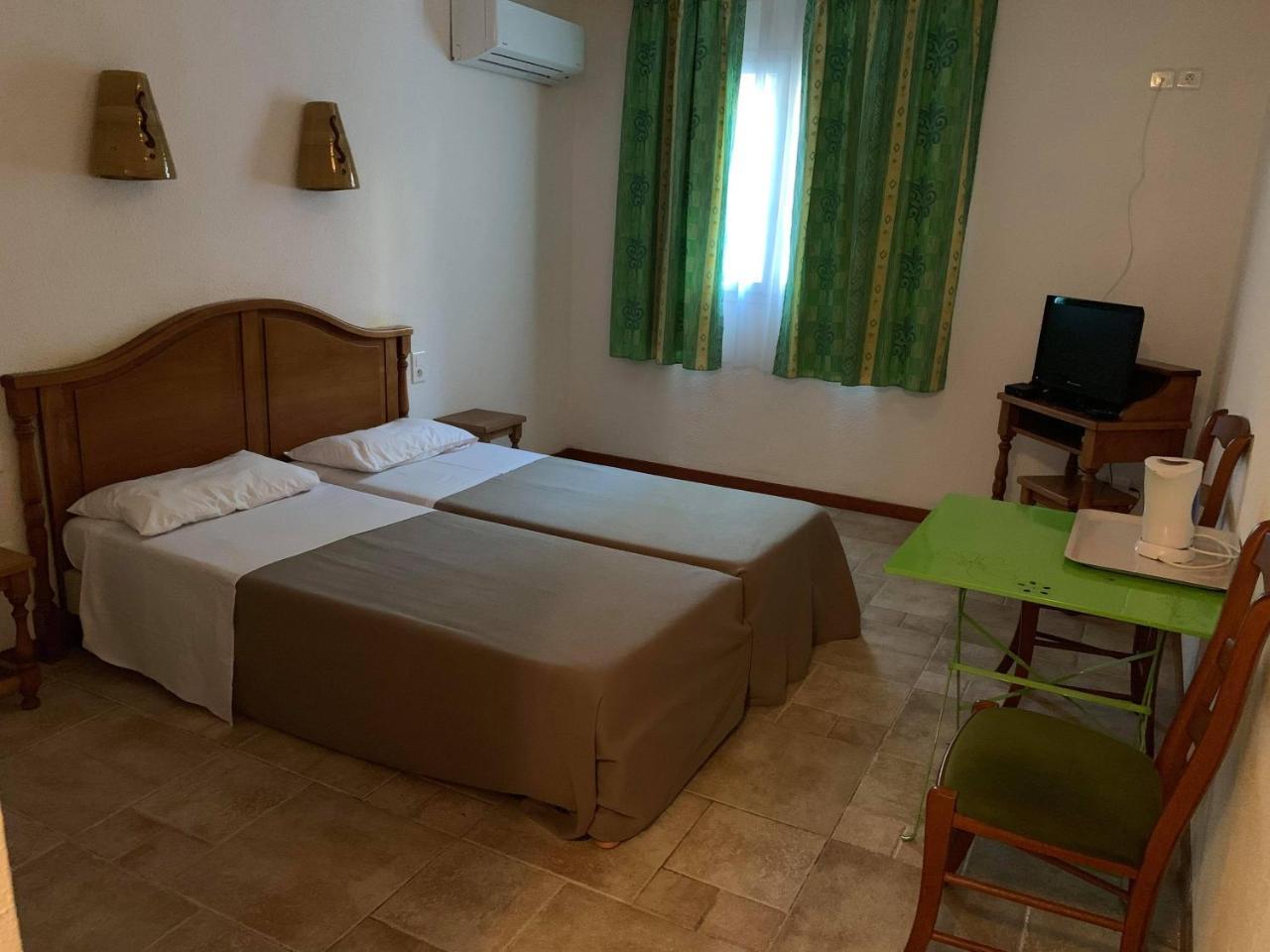 Apart'Hotel Les 4 Sources Corbés Esterno foto